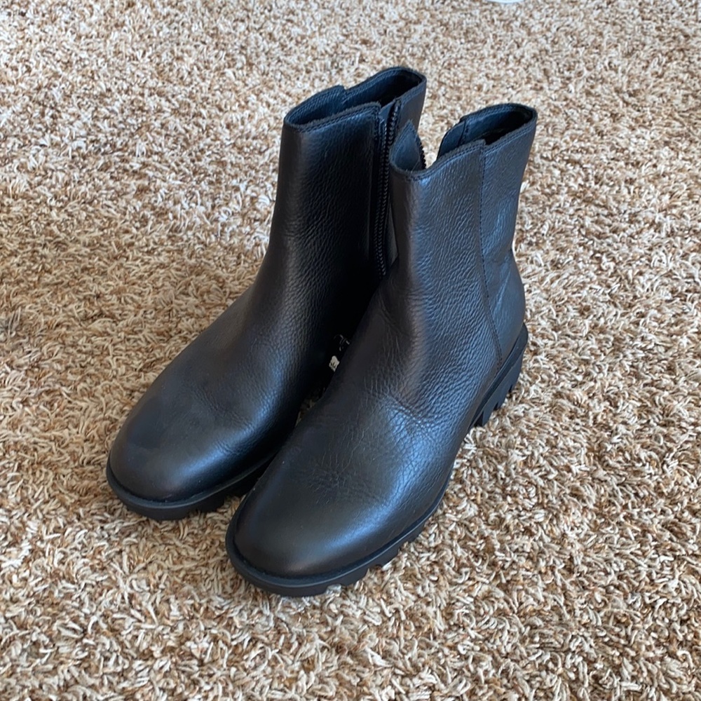 Black Sorel waterproof boots NWOT